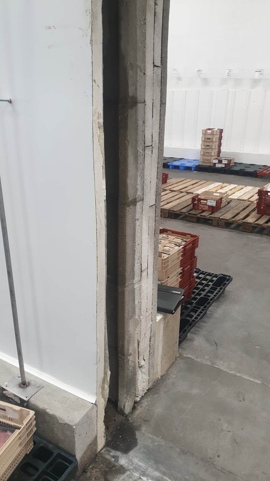 Gros plan sur un problème d'étanchéité de chambre froide