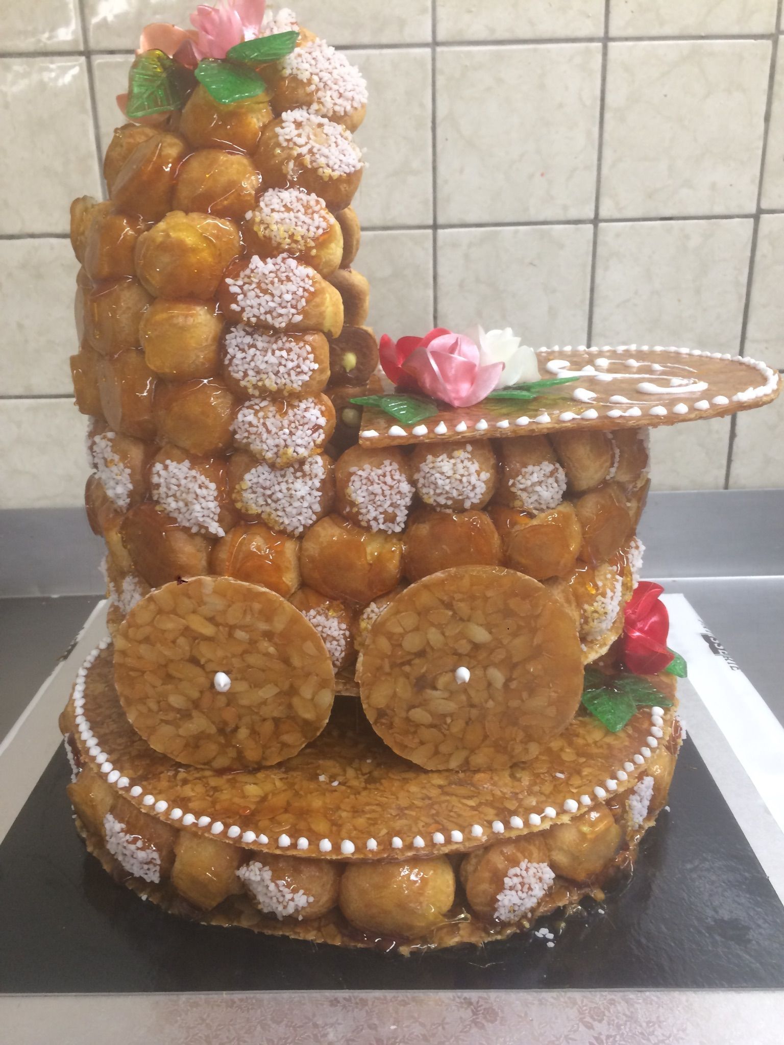 Pièce montée en forme de train