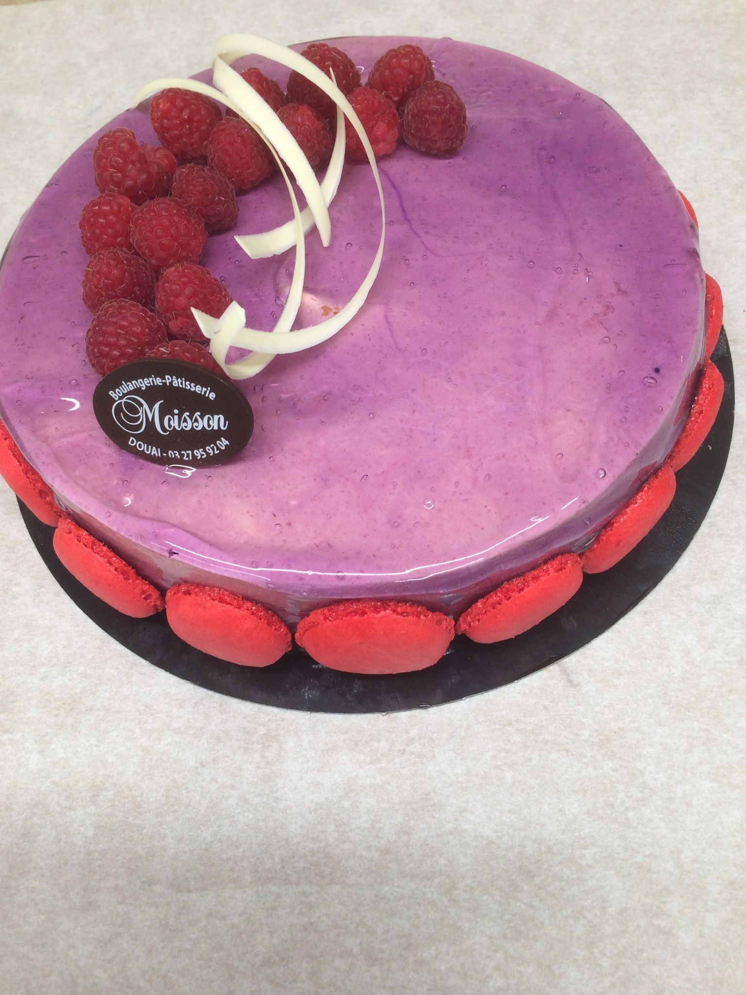 Gâteau à la framboise et aux macarons