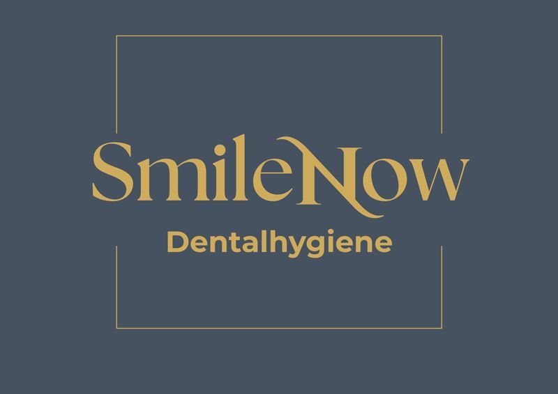 Das Logo der Zahnhygiene Smile Now steht auf blauem Grund.