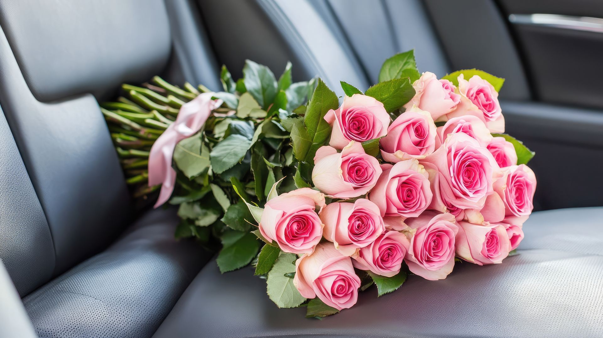 Bouquet de fleurs sur la banquette d'une voiture
