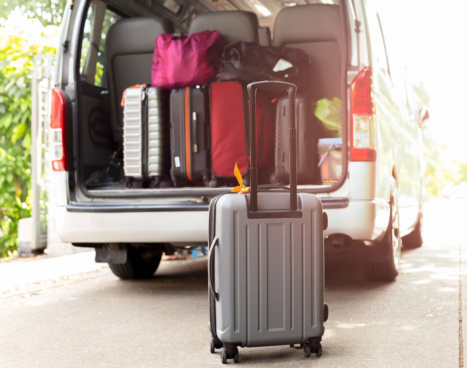 Bagages rangés dans le coffre d'une voiture