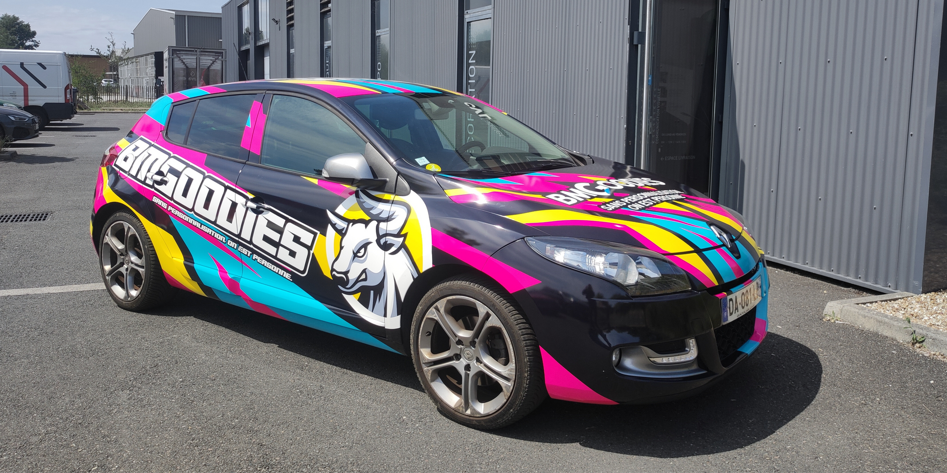 covering complet habillage adhésif coloré voiture d'entreprise rose bleu et noir