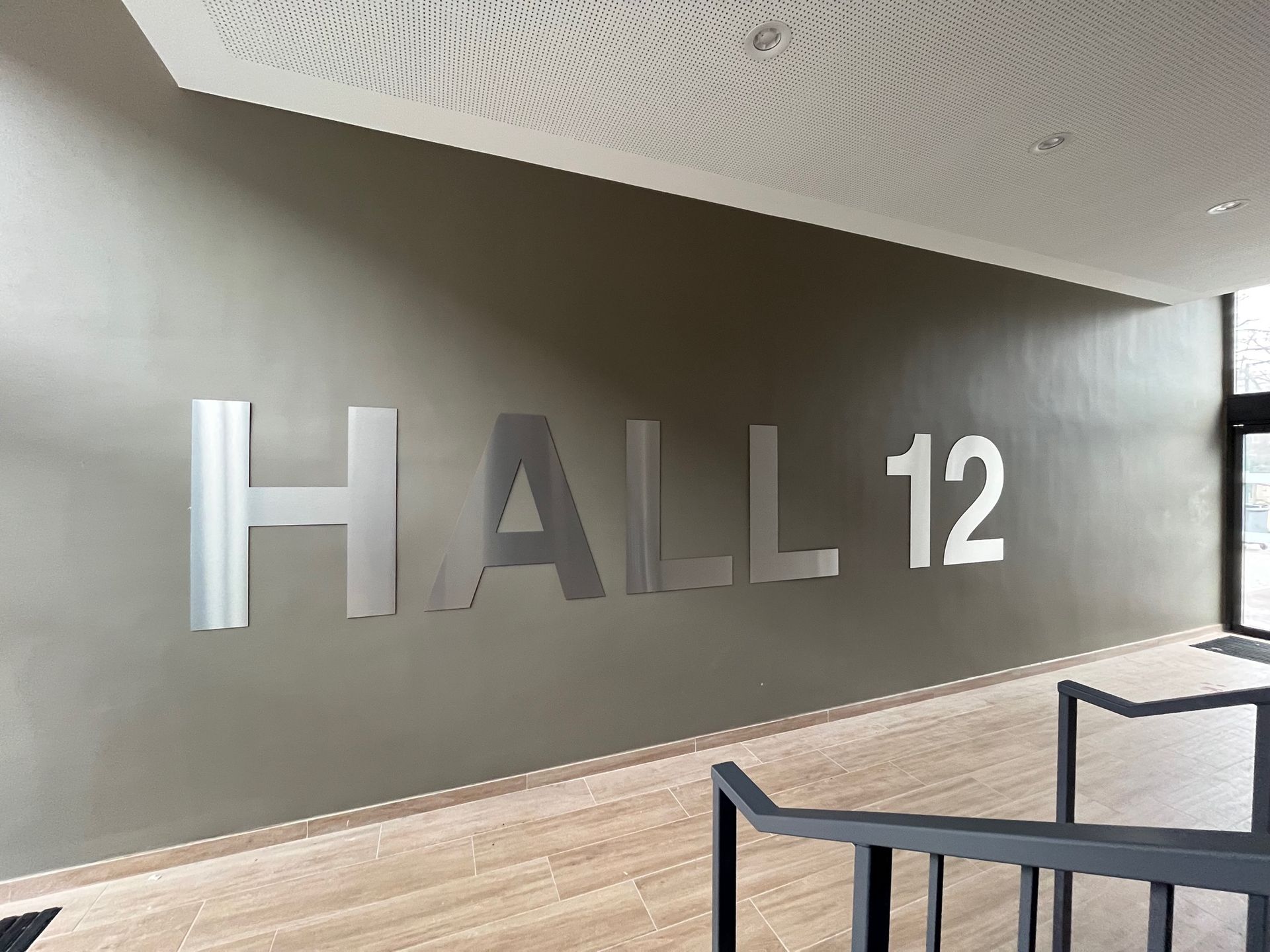 signalétique lettres géantes dibond aluminium installation intérieur enseigne lettrage grand format a Paris numéros d'étages