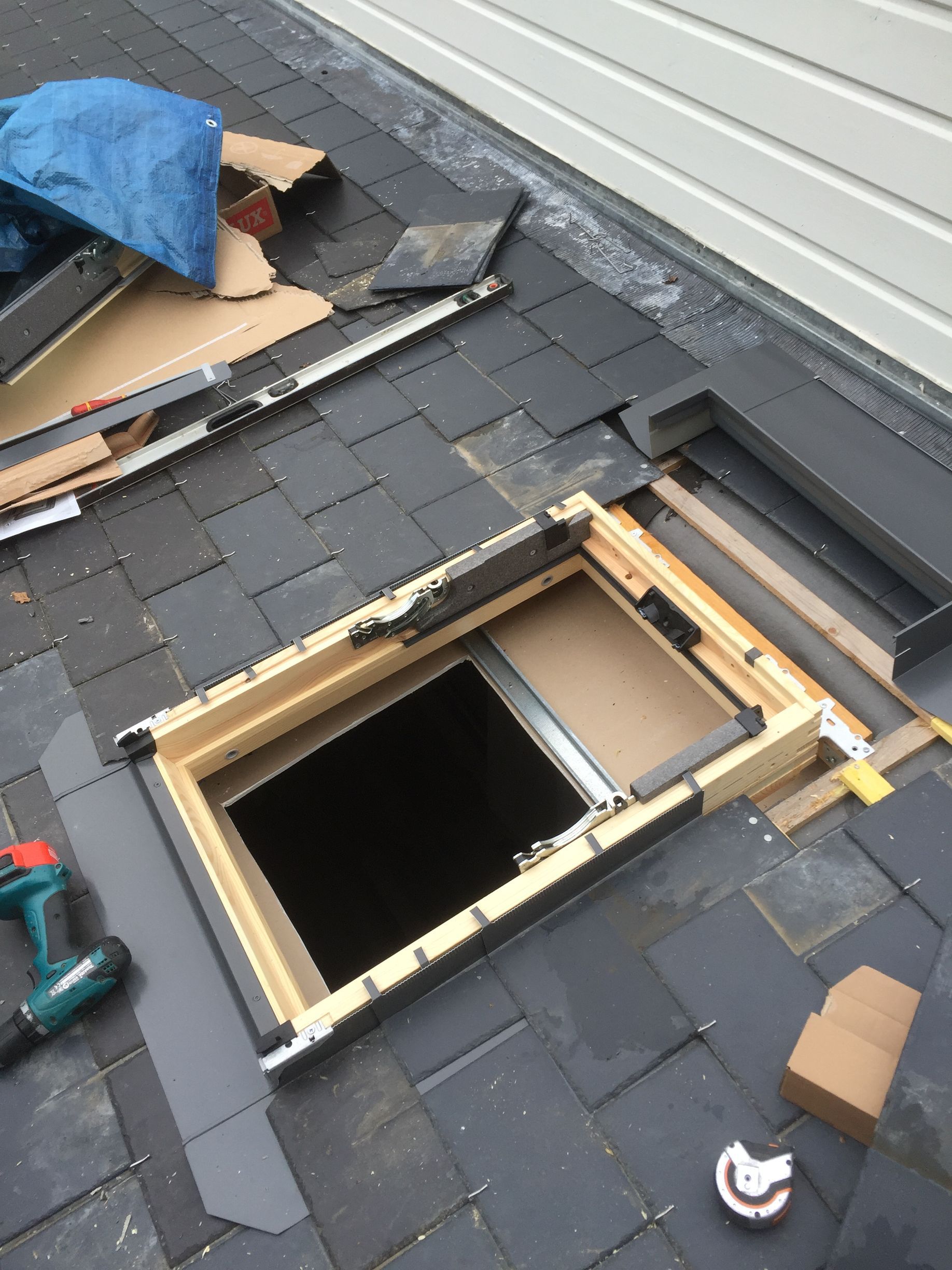 Pose d'une fenêtre de toit par un couvreur