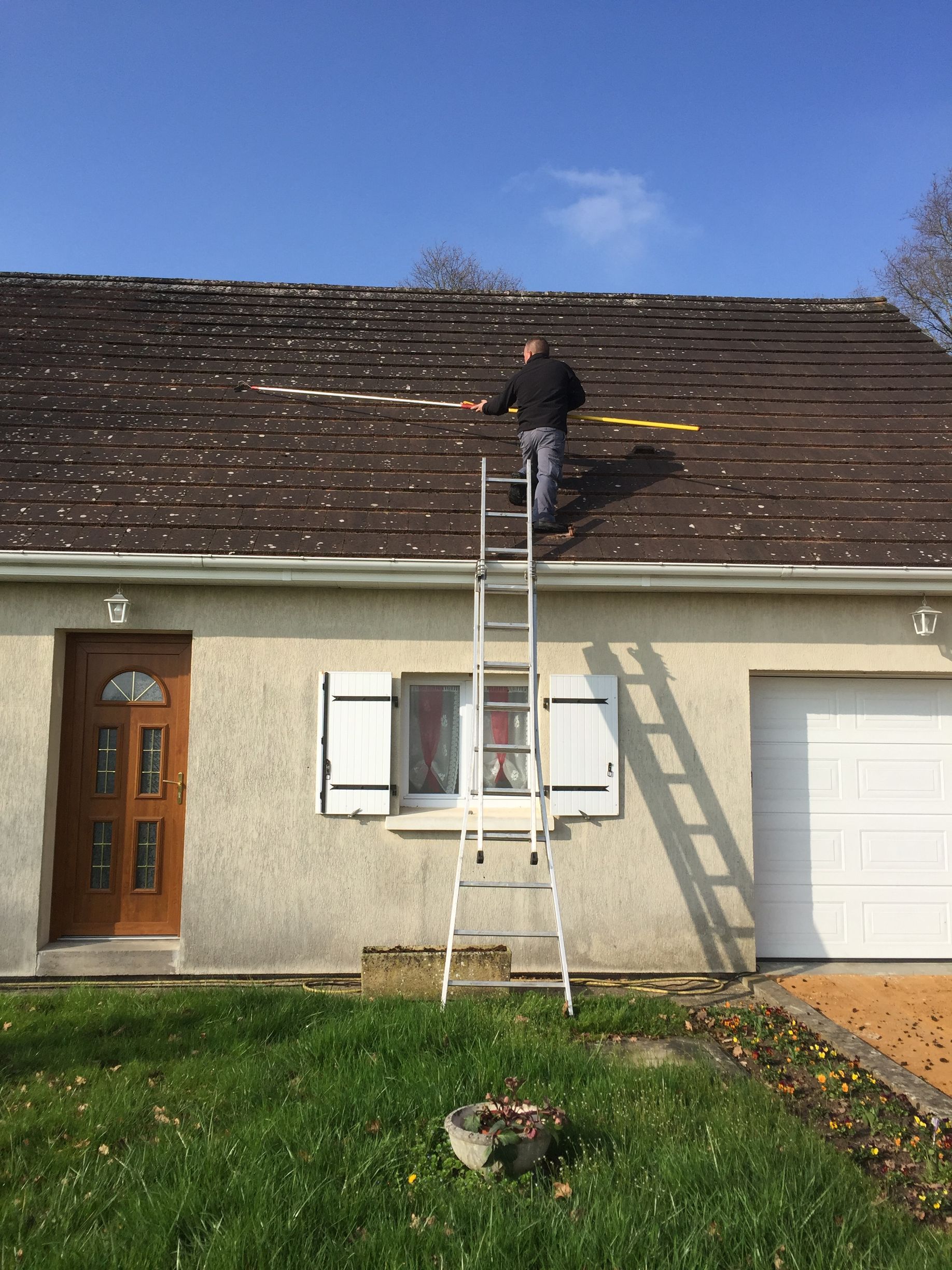 Couvreur sur un toit