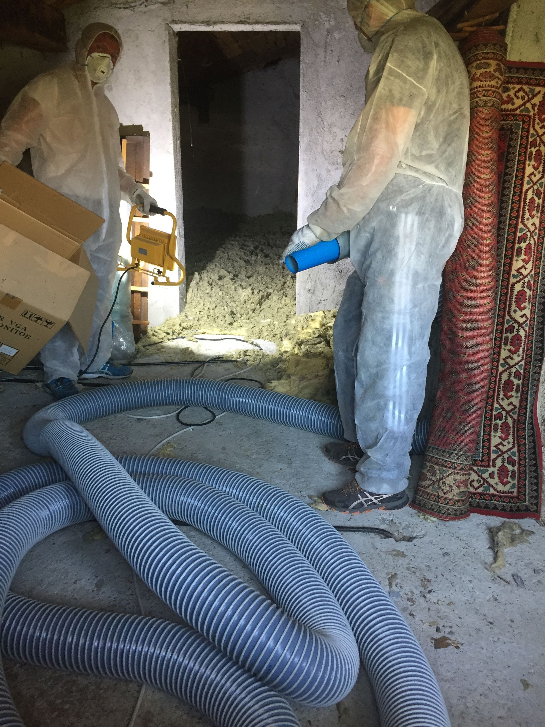 Remplissage du matériau d'isolation