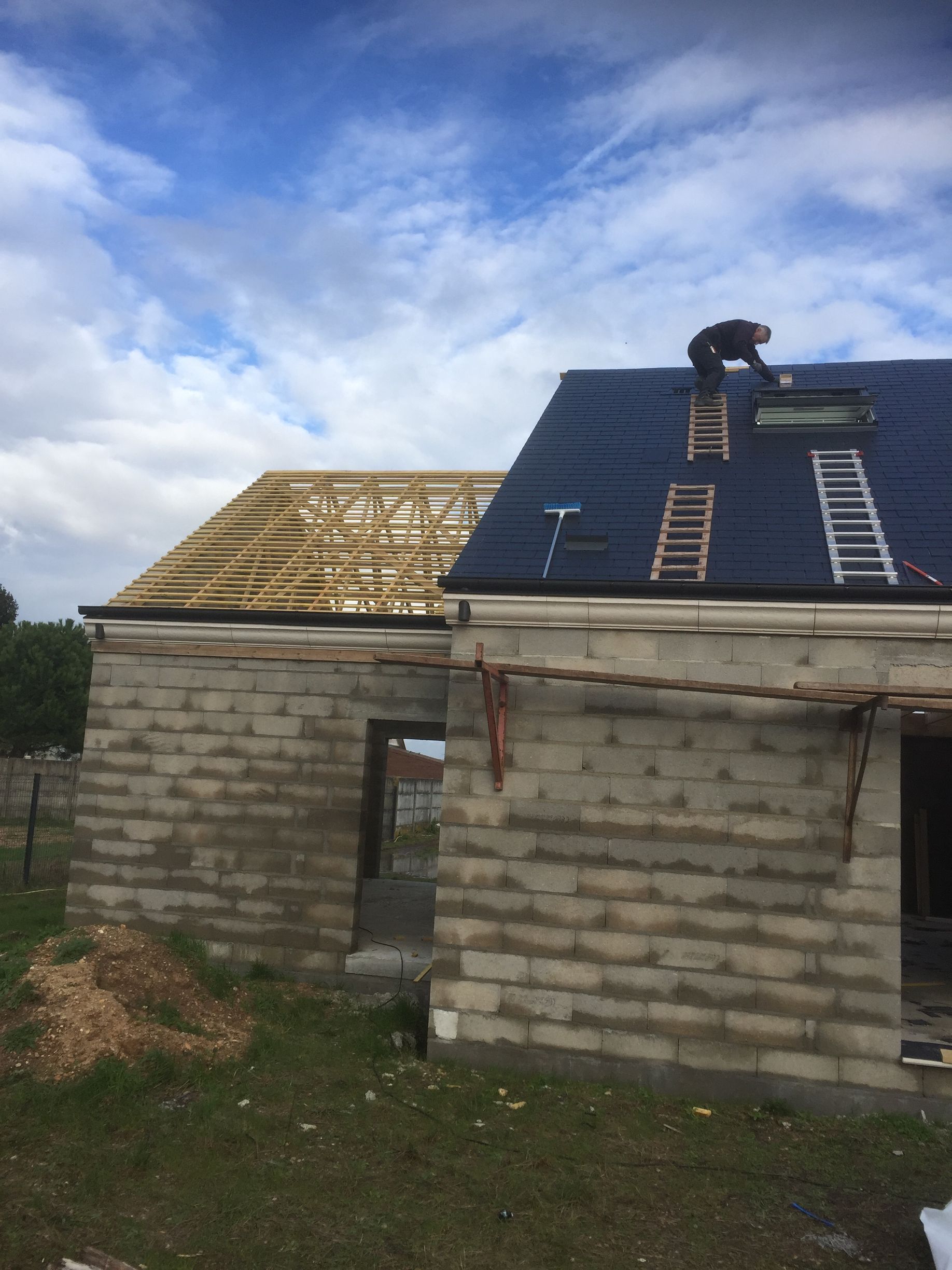 Couvreur en train d'installer une couverture
