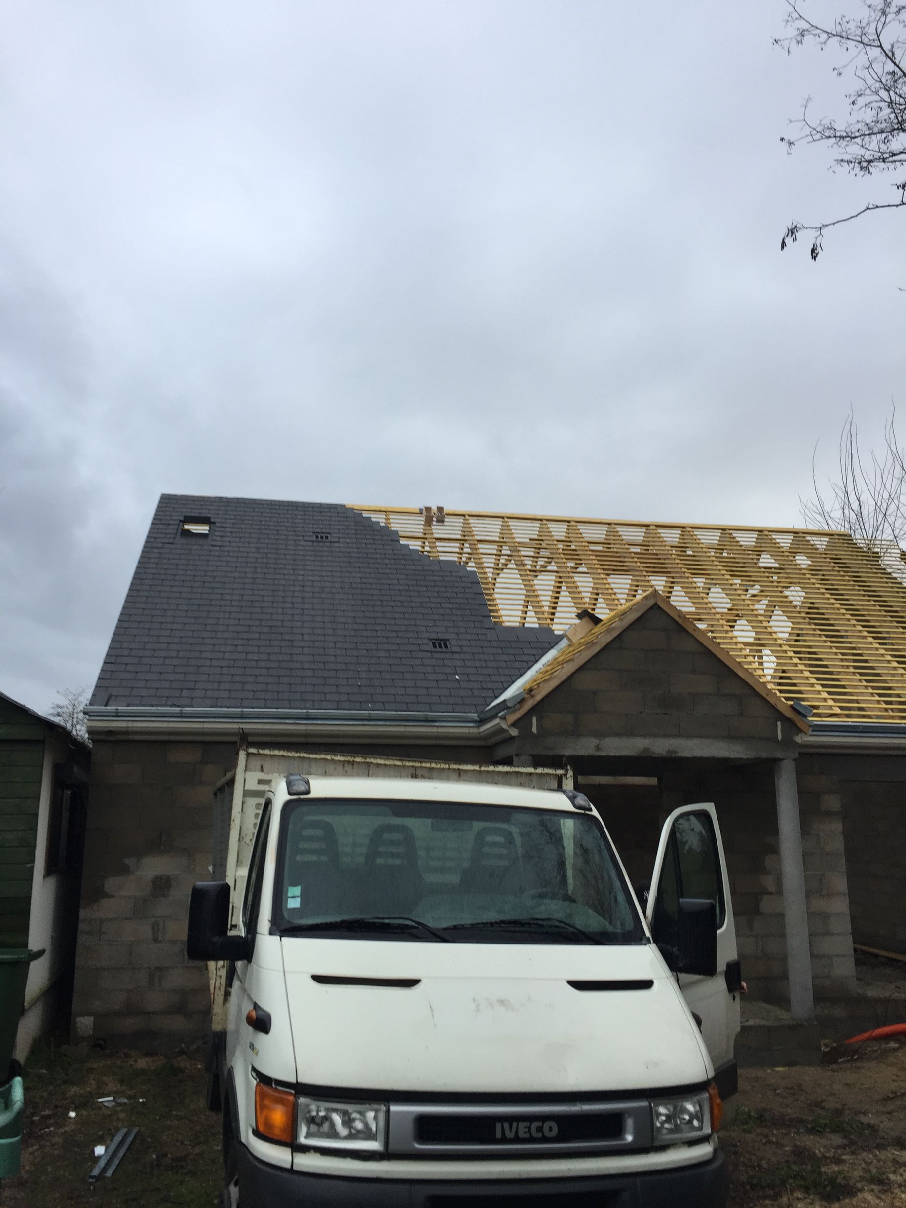 Couverture en train d'être installée