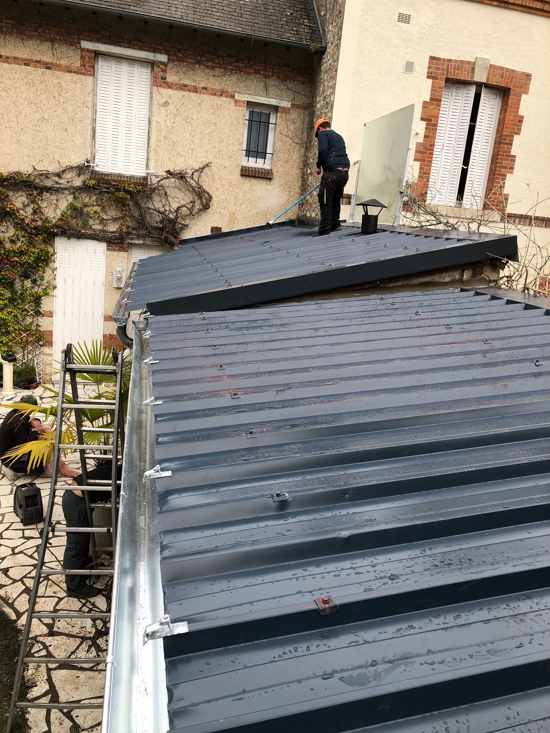 Couvreur nettoyant un toit
