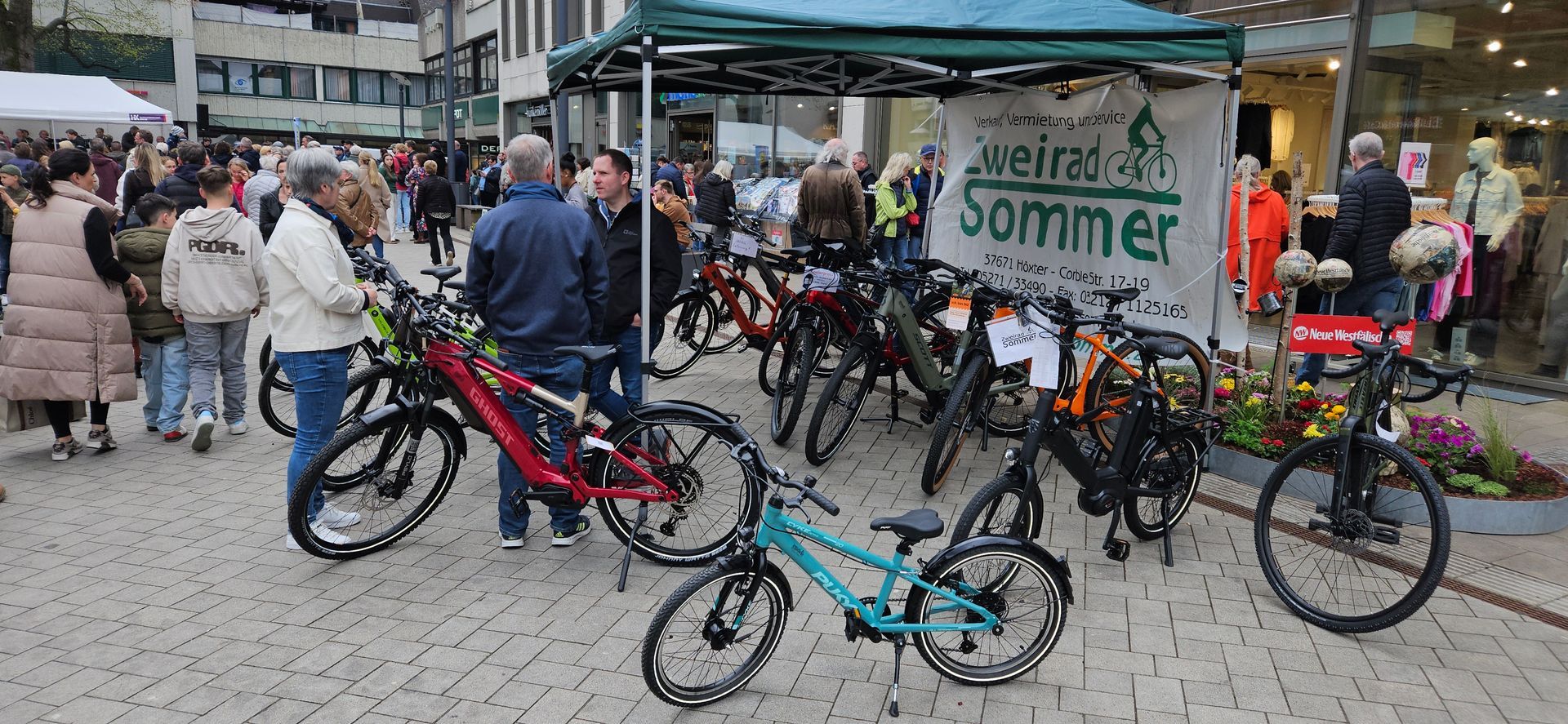 Mehrere Fahrräder stehen vor einem Pavillion bei einem Frühlingsfest