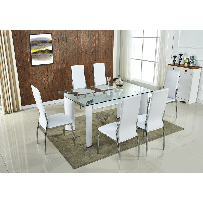 Mesa de comedor con tablero de cristal y sillas blancas. Interior moderno.