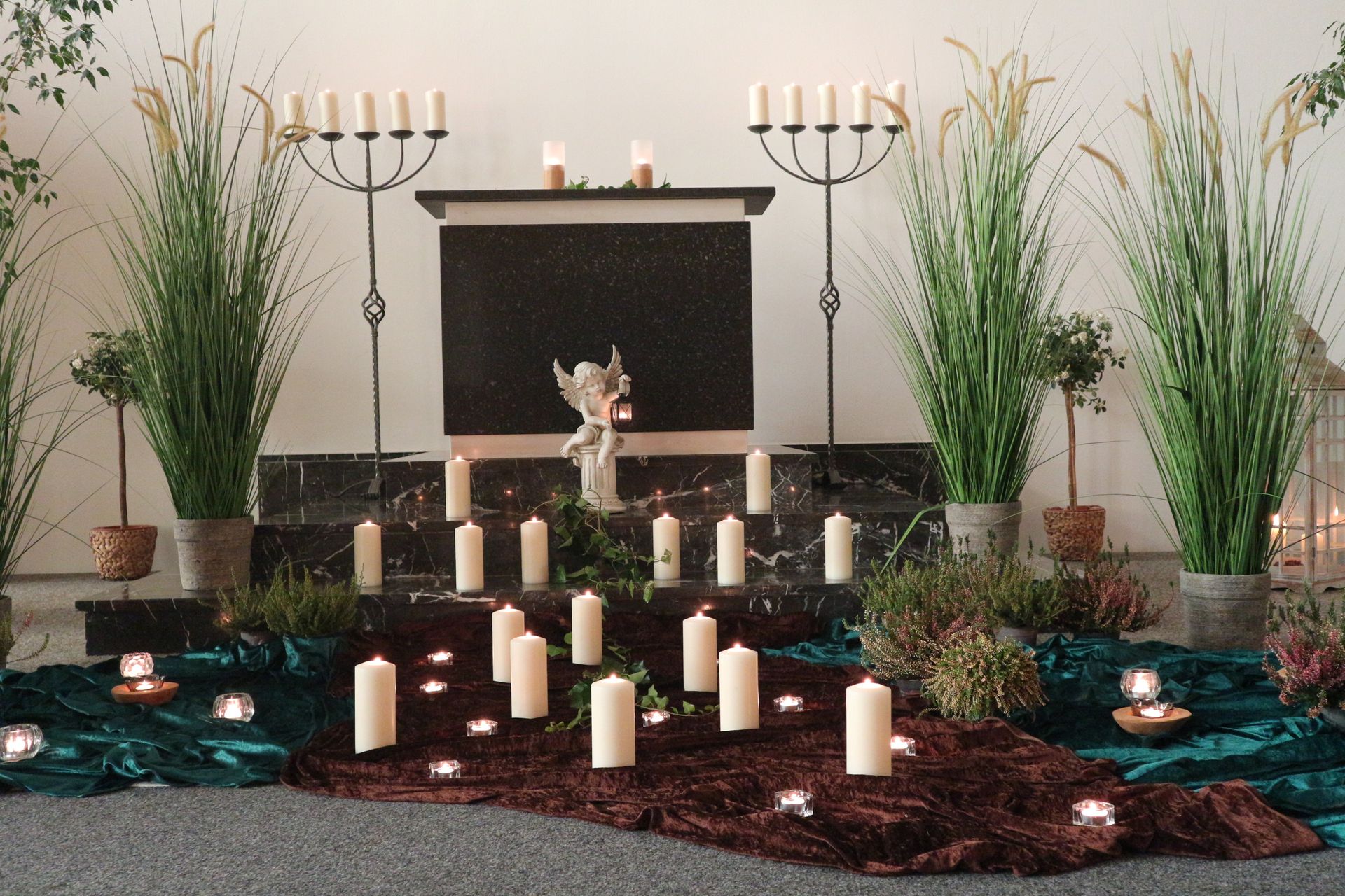 Paar bei einer Beerdigung