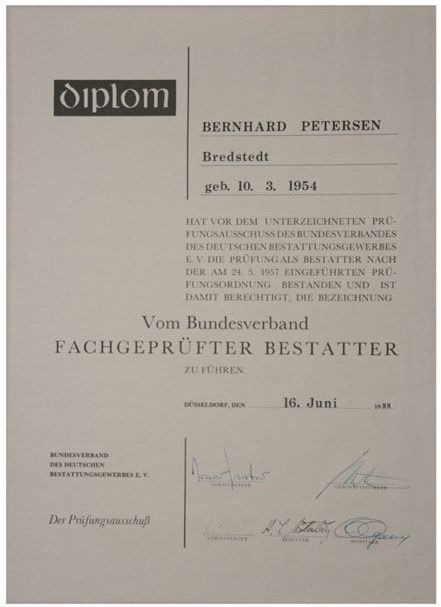 Ein weißes Blatt mit dem Wort Diplom darauf