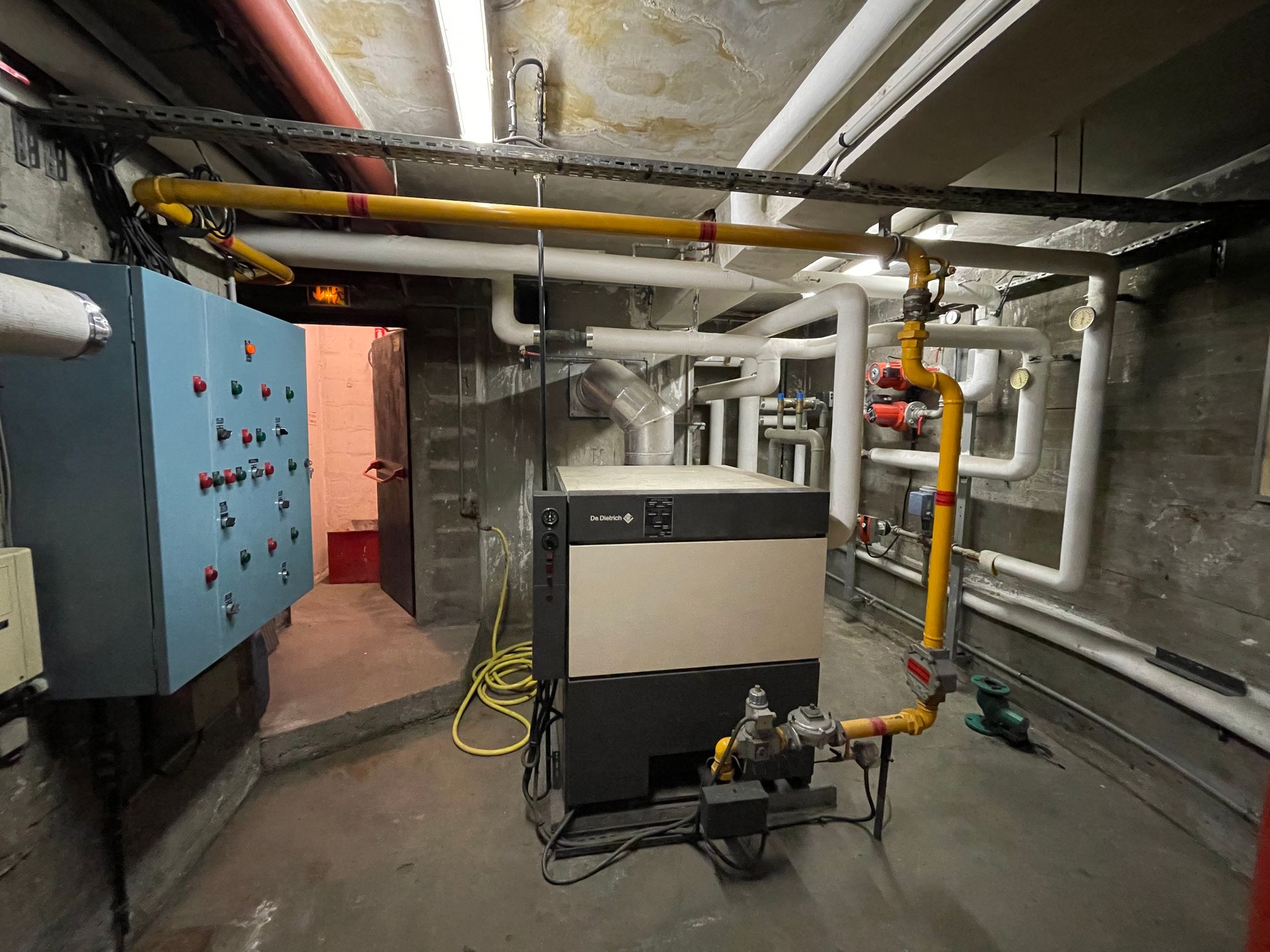 Une chaudière à gaz dans une chaufferie