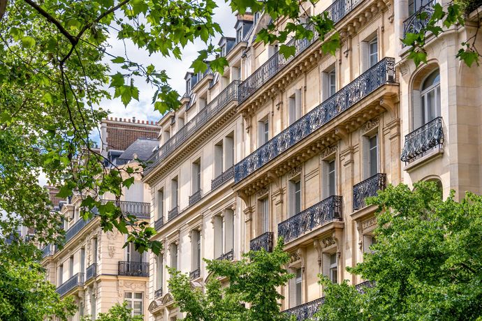 Un immeuble avec des logements collectifs
