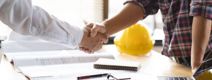 Deux professionnels qui échangent une poignée de main