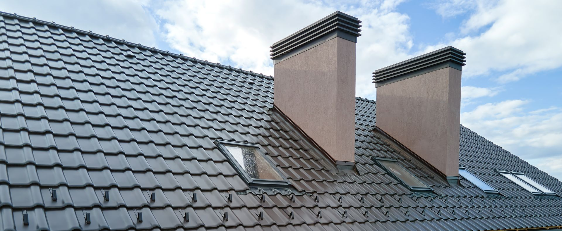 Des sorties de cheminée sur un toit en bac acier