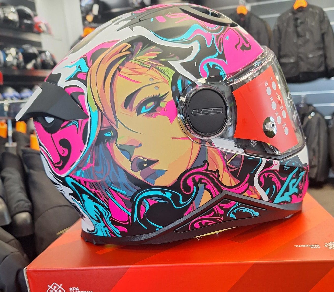 Casque de moto avec un dessin de jeune fille