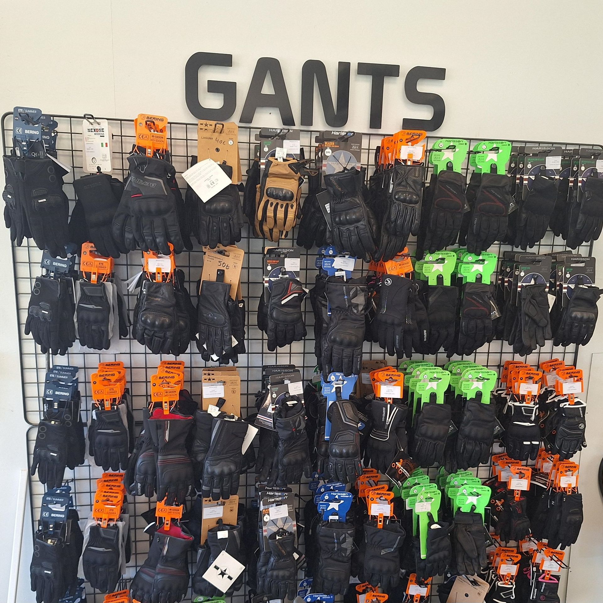 Rayon mural avec tous les gants de moto exposés