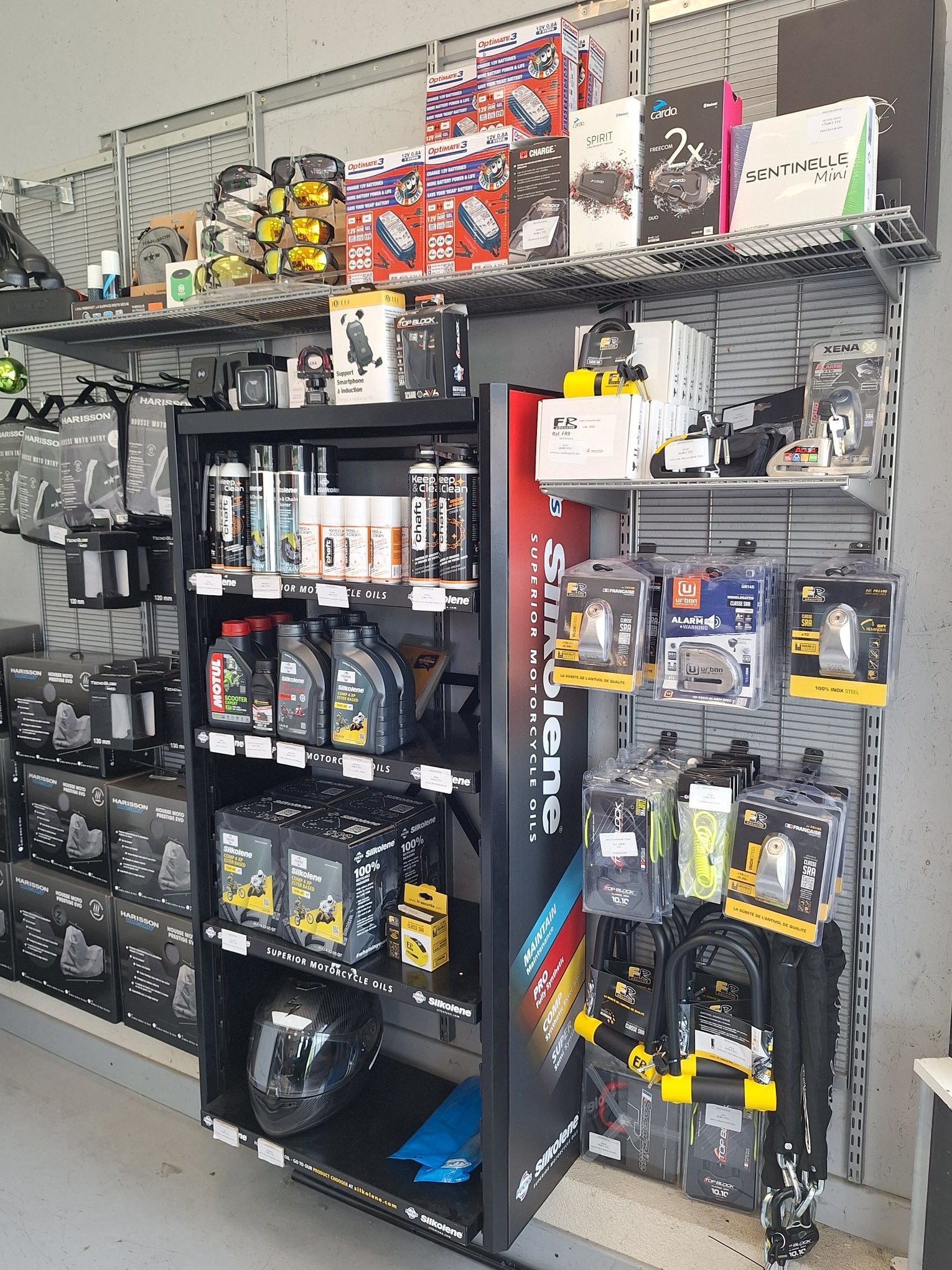 Rayon de magasin avec tous les produits d'entretien pour les 2 roues