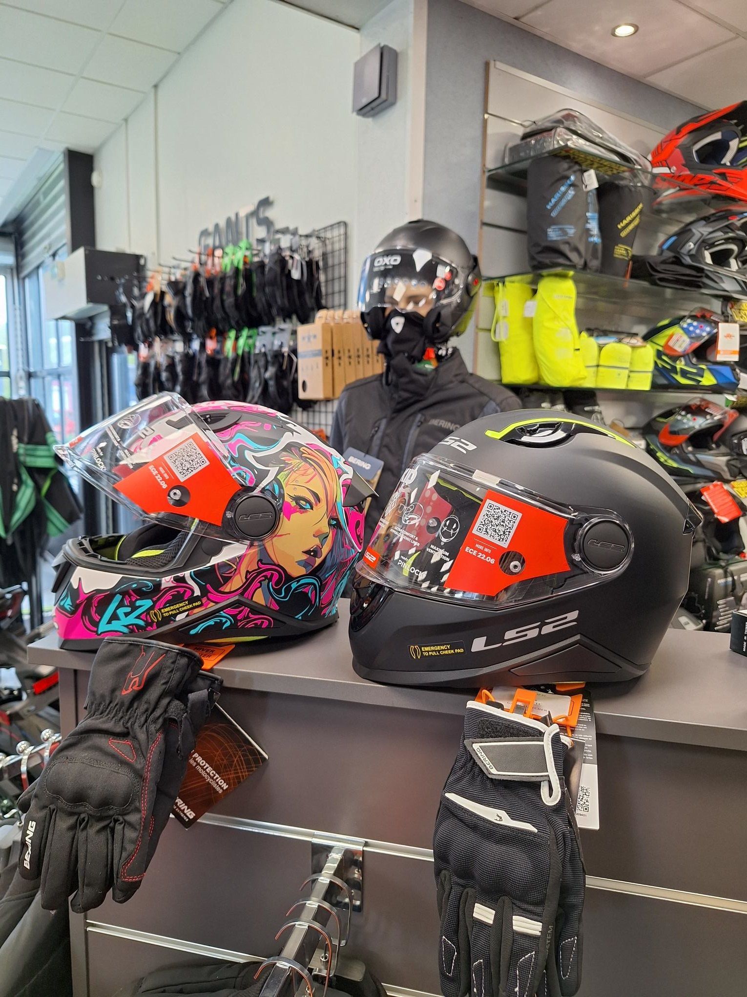 Deux casques de moto avec une visière