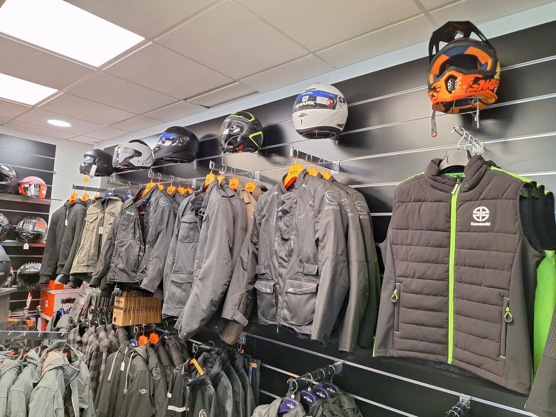 Rayon de boutique avec des vêtements de moto