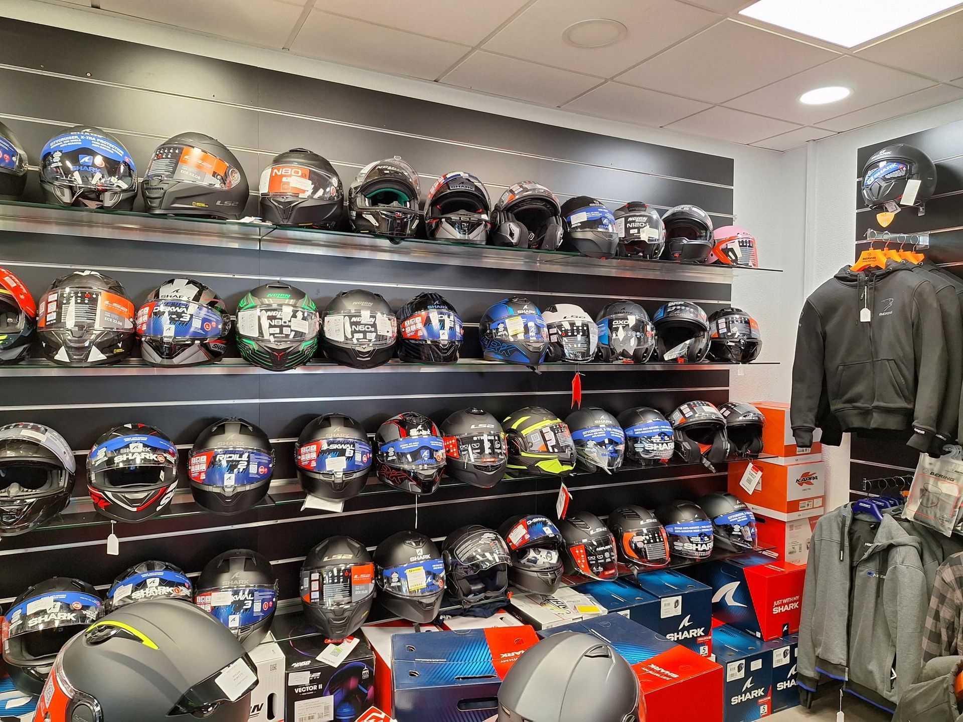 Rayonnages au mur rempli de casques de moto