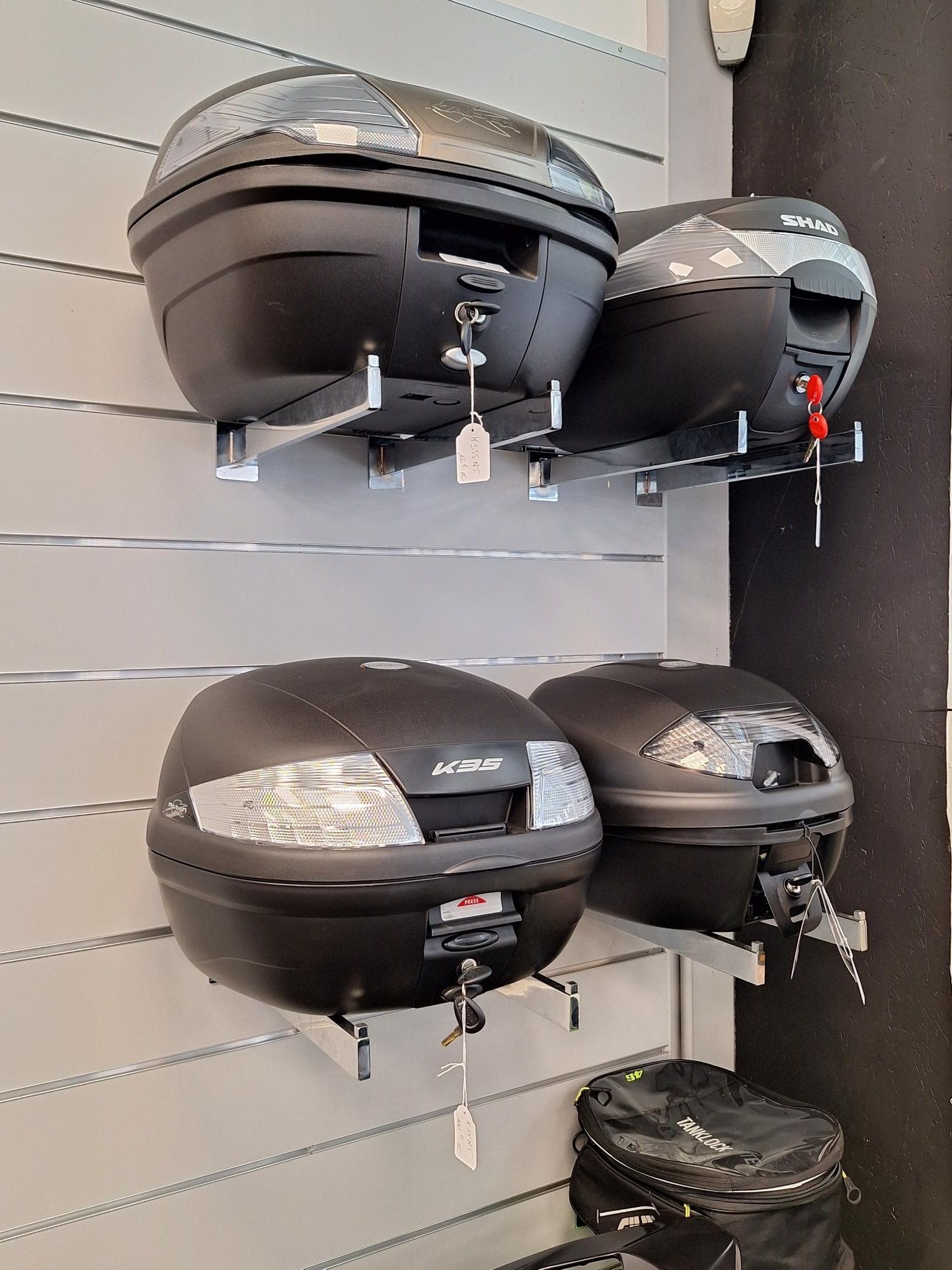 Plusieurs porte-bagage de moto exposés au mur