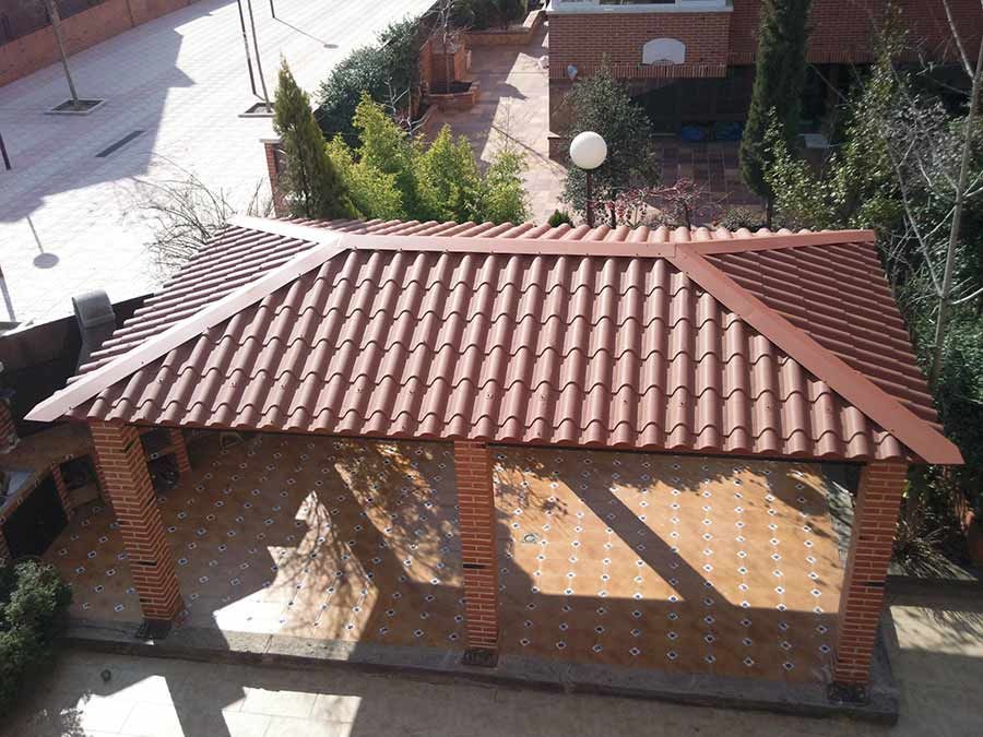 Pabellón con columnas de ladrillo y techo de tejas de terracota.