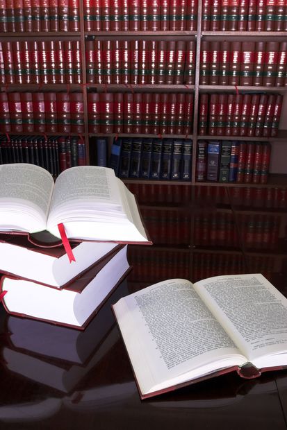 Des livres de droit ouverts sur une table