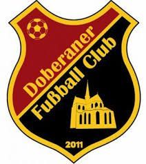 Schildlogo des Doberaner Fußballclubs; rot, schwarz und gelb mit Fußball- und Kirchenabbildung.