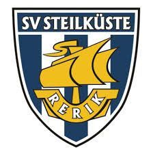 Logo des SV Steilküste, ein Segelschiff mit „Rerik“ darunter, eingebettet in ein blau-weiß gestreiftes Schild.