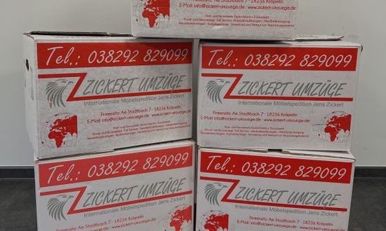 Kisten gestapelt, Werbung „Zickert Umzüge“, Telefonnummer sichtbar.