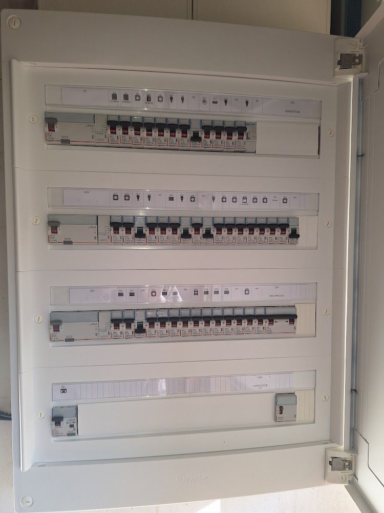 Un tableau électrique blanc