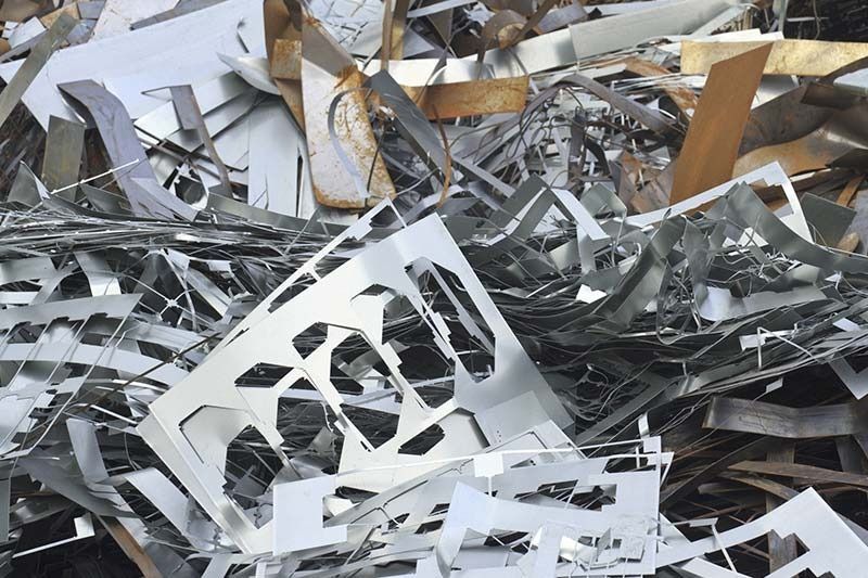 Montón de trozos de papel blanco y negro triturados en un contenedor de reciclaje o de basura.