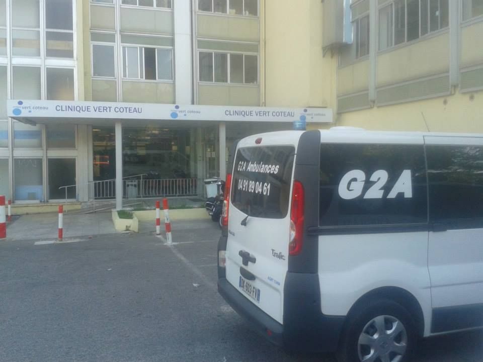 Ambulance G2A garée devant une clinique