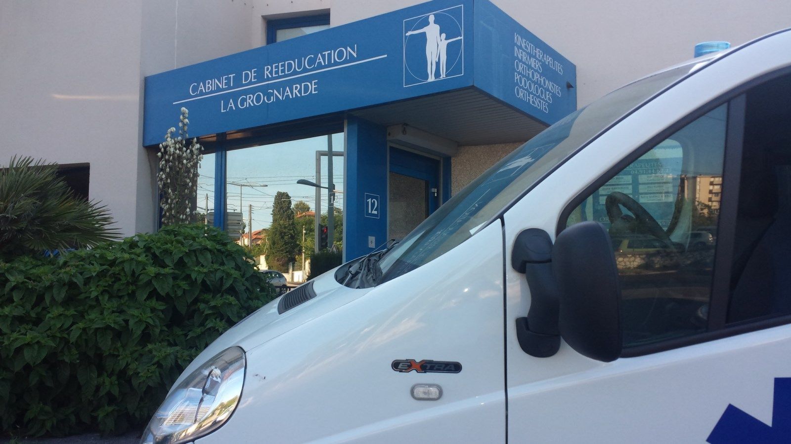 Ambulance devant un cabinet de rééducation