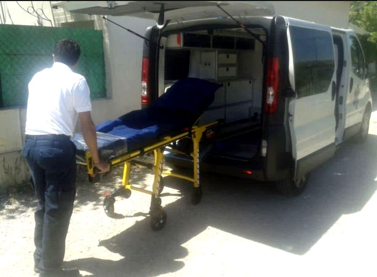 Ambulancier qui met un brancard dans une ambulance