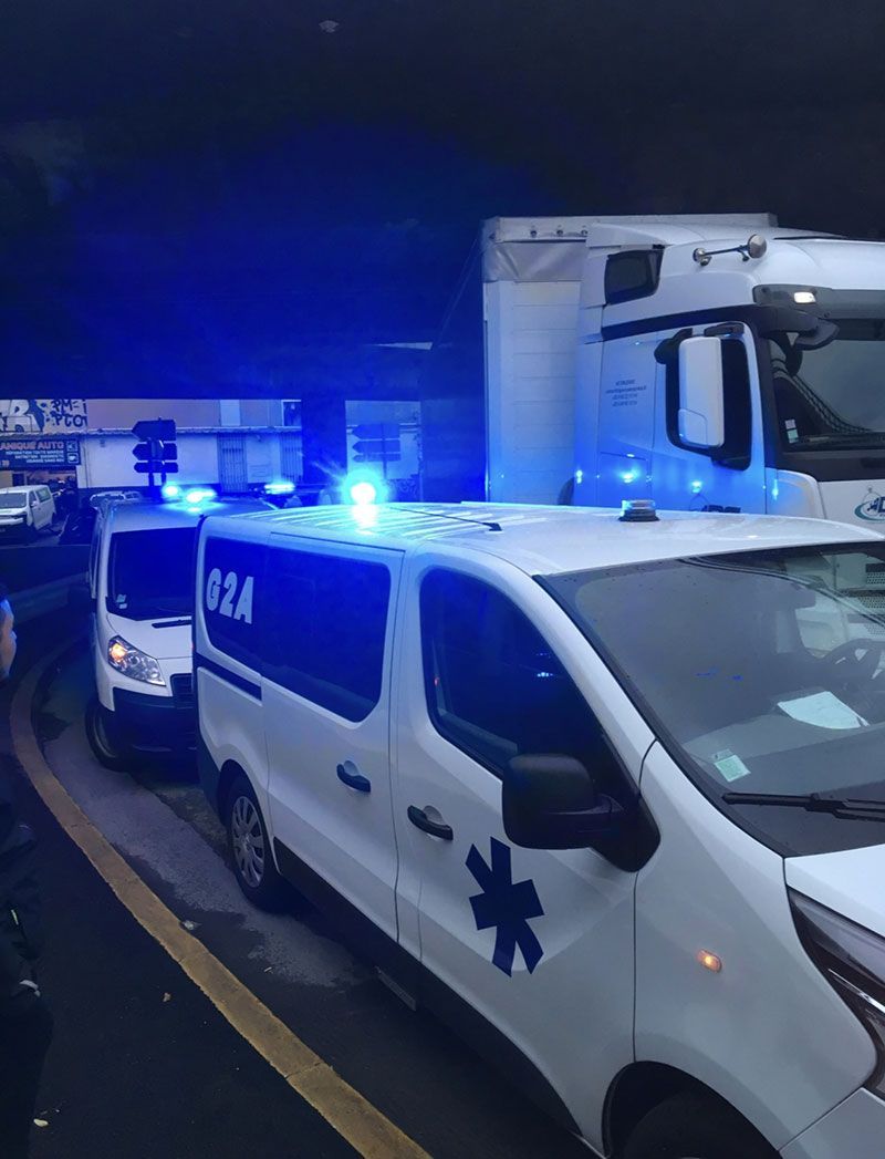 Ambulance G2A avec des gyrophares bleus