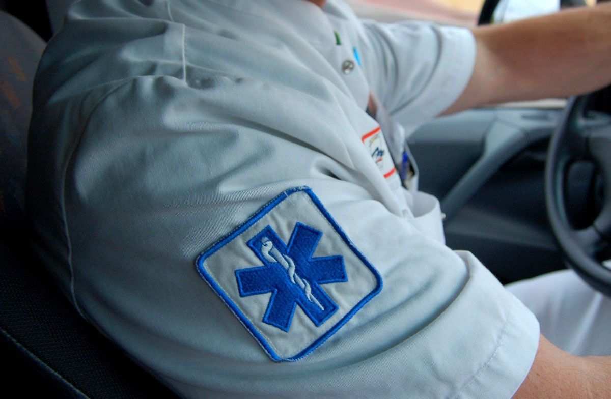 Focus sur le T-shirt d'un ambulancier