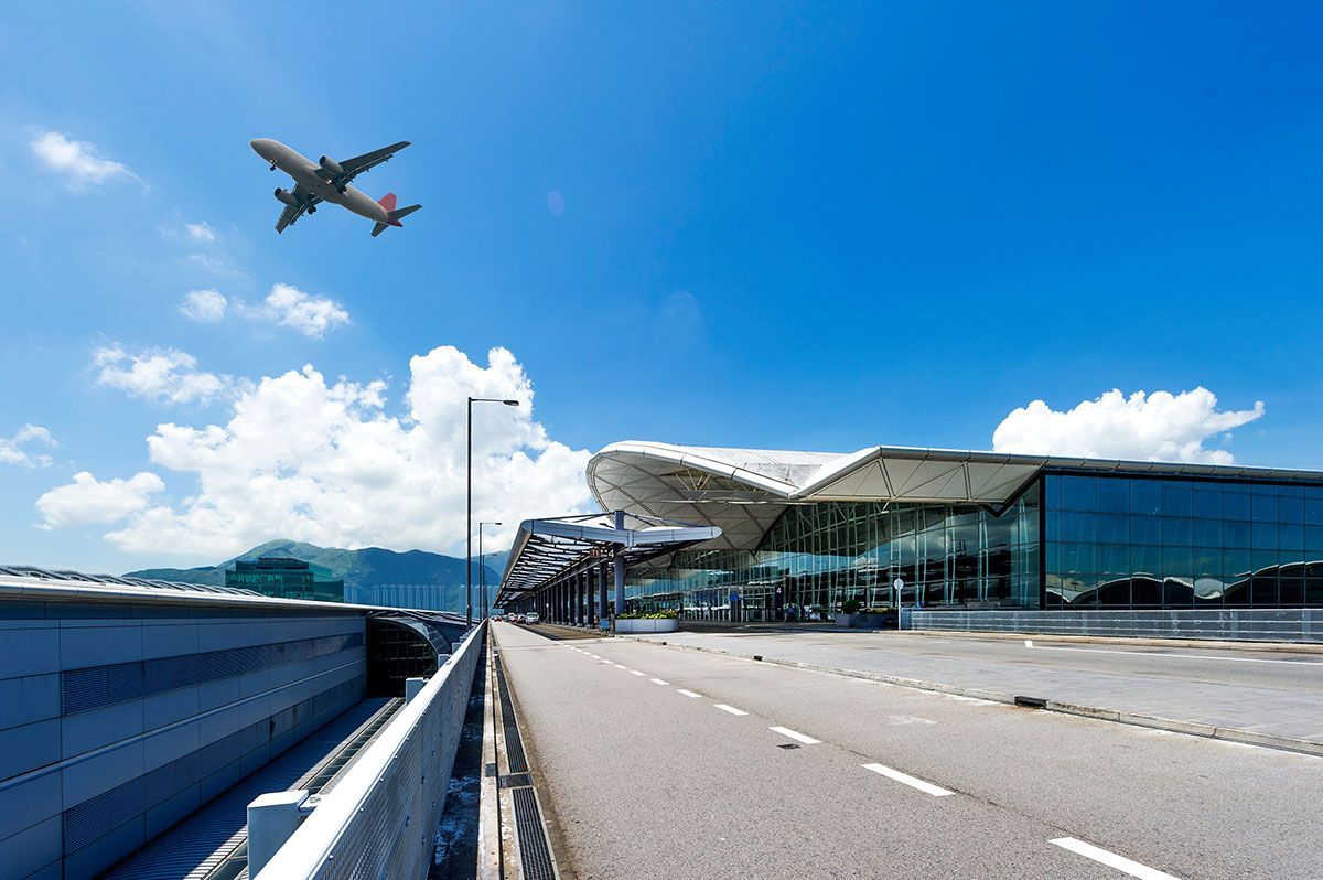 Scène d'une autoroute avec un avion qui décolle