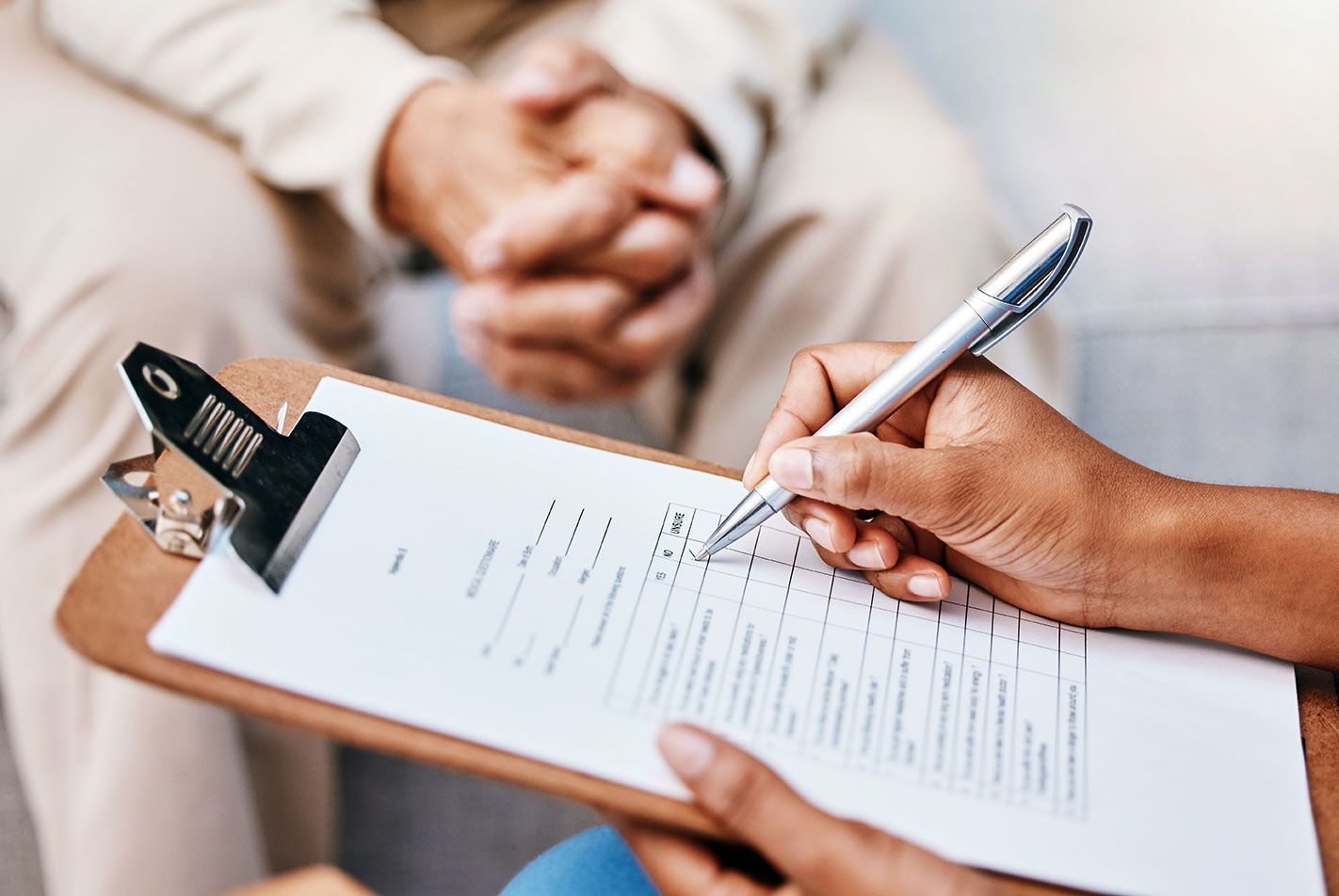 Focus sur une main qui écrit sur un calepin 