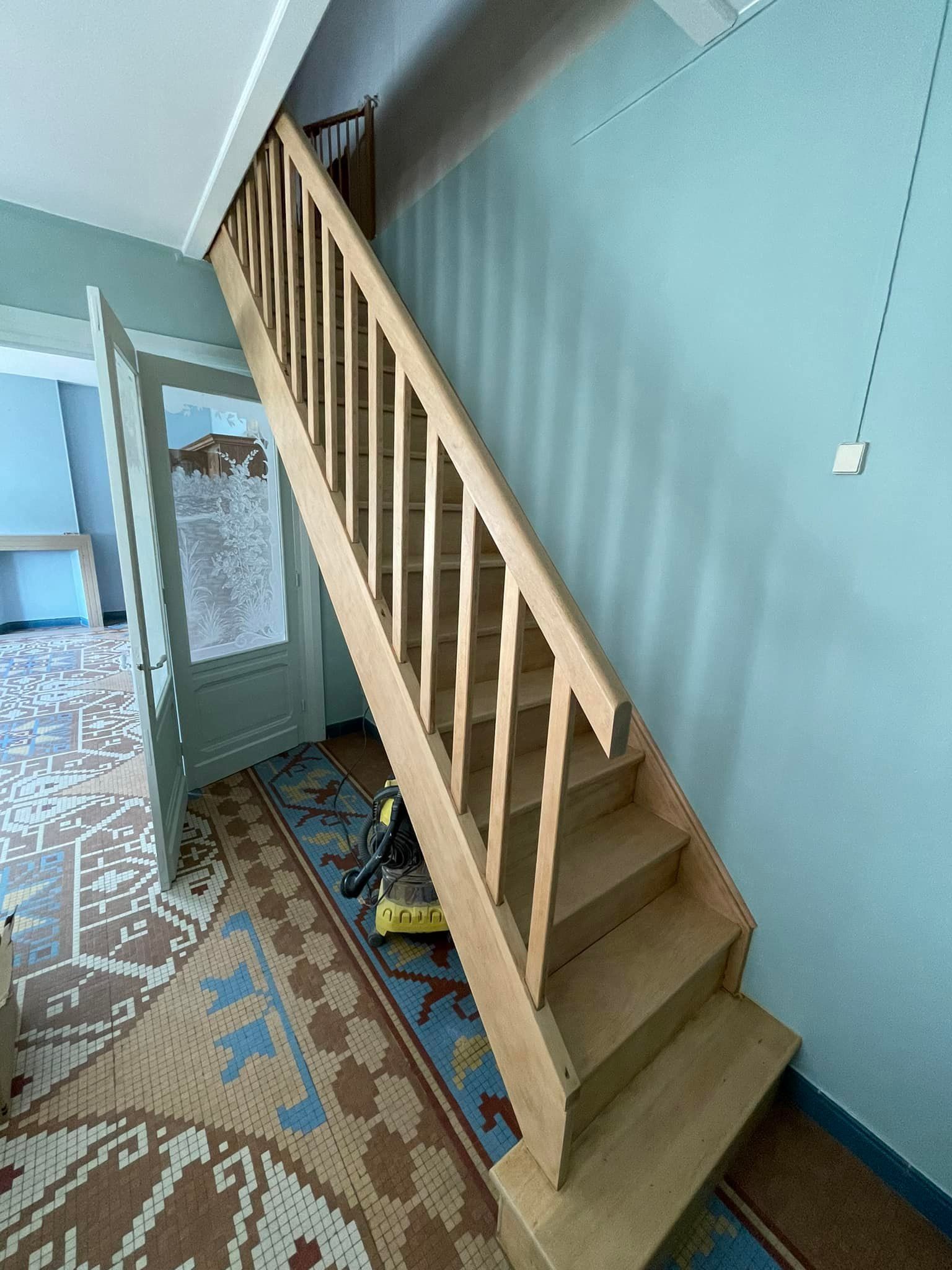 Cage d'escalier en bois