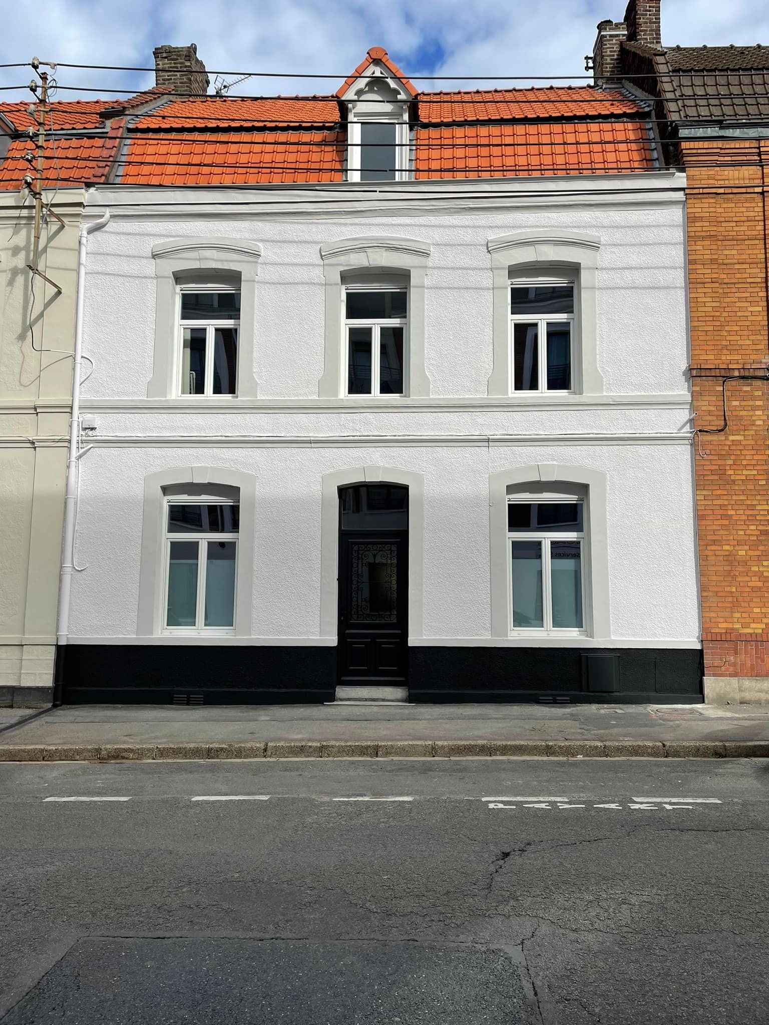 Façade de maison blanche