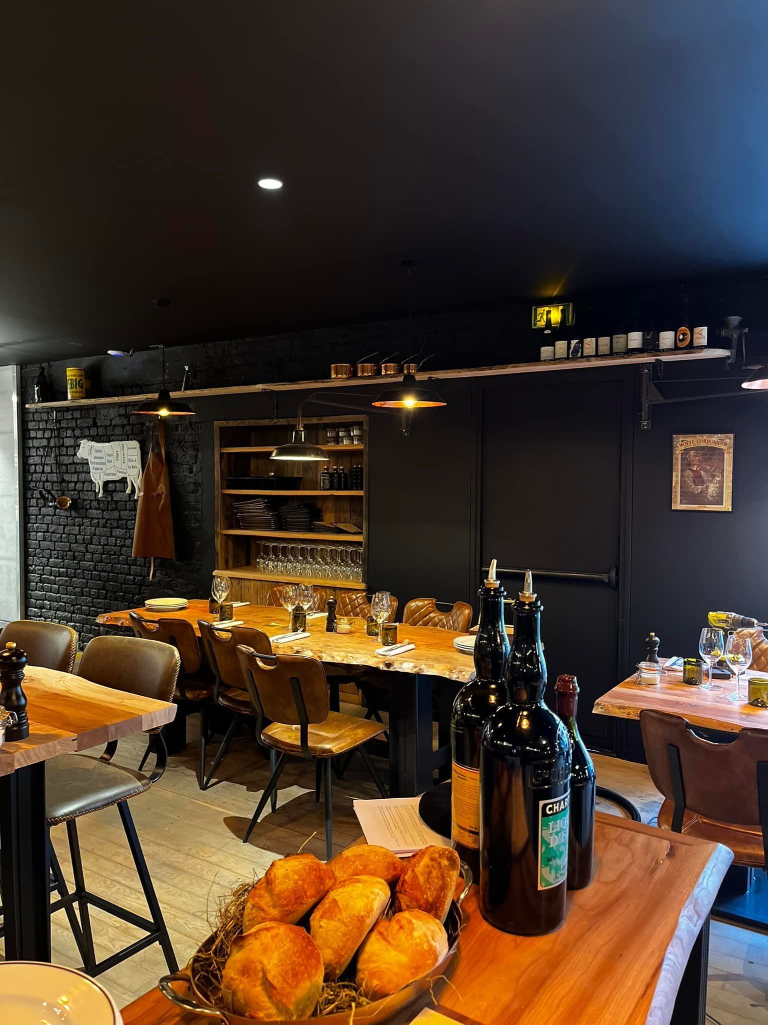 Restaurant : intérieur noir