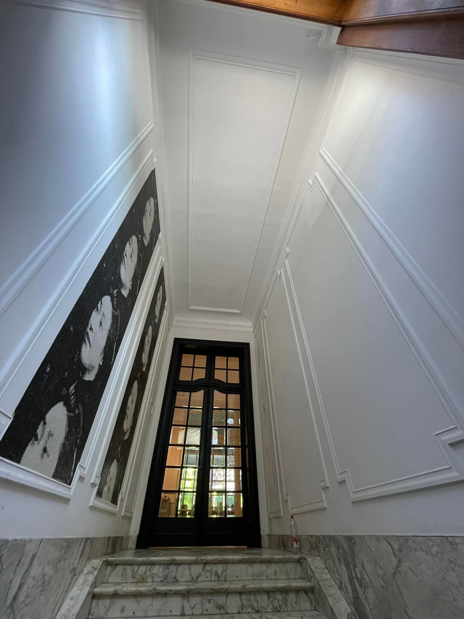 Escalier d'entrée avec moulures