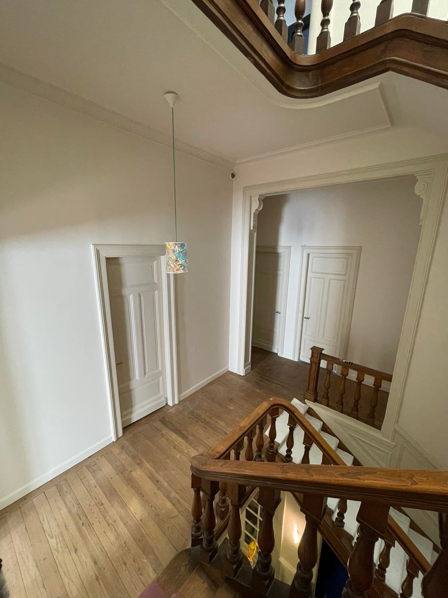 Moulure dans un couloir et escalier