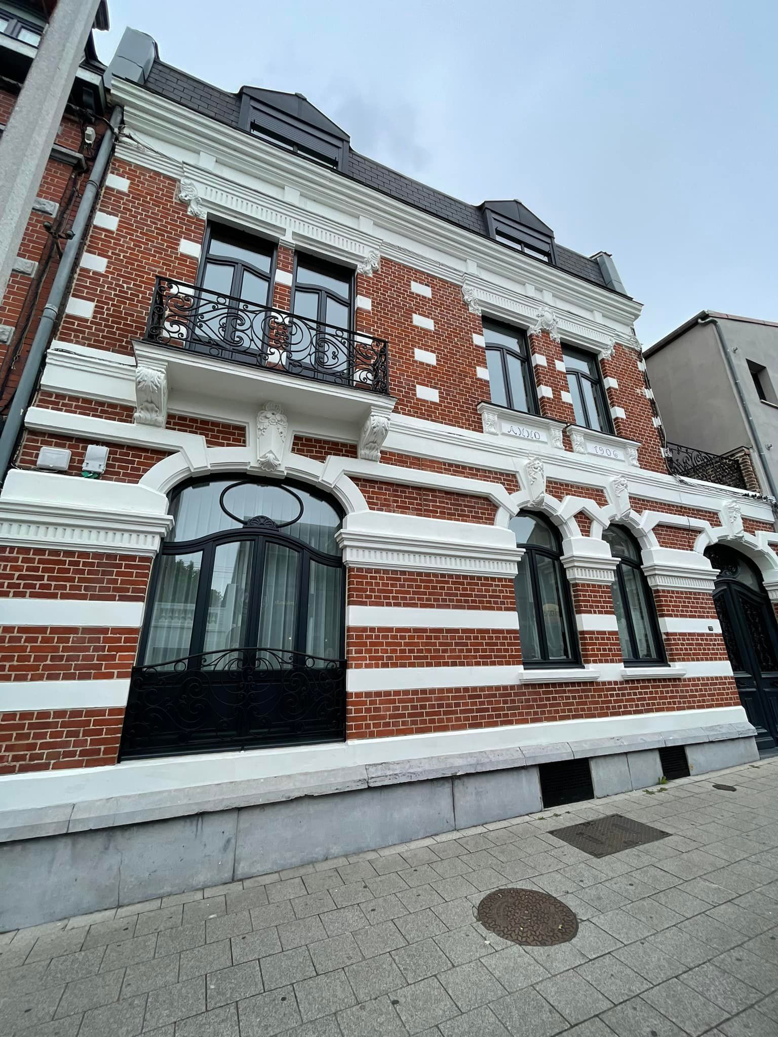 Ravalement de façade de maison en briques et moulures