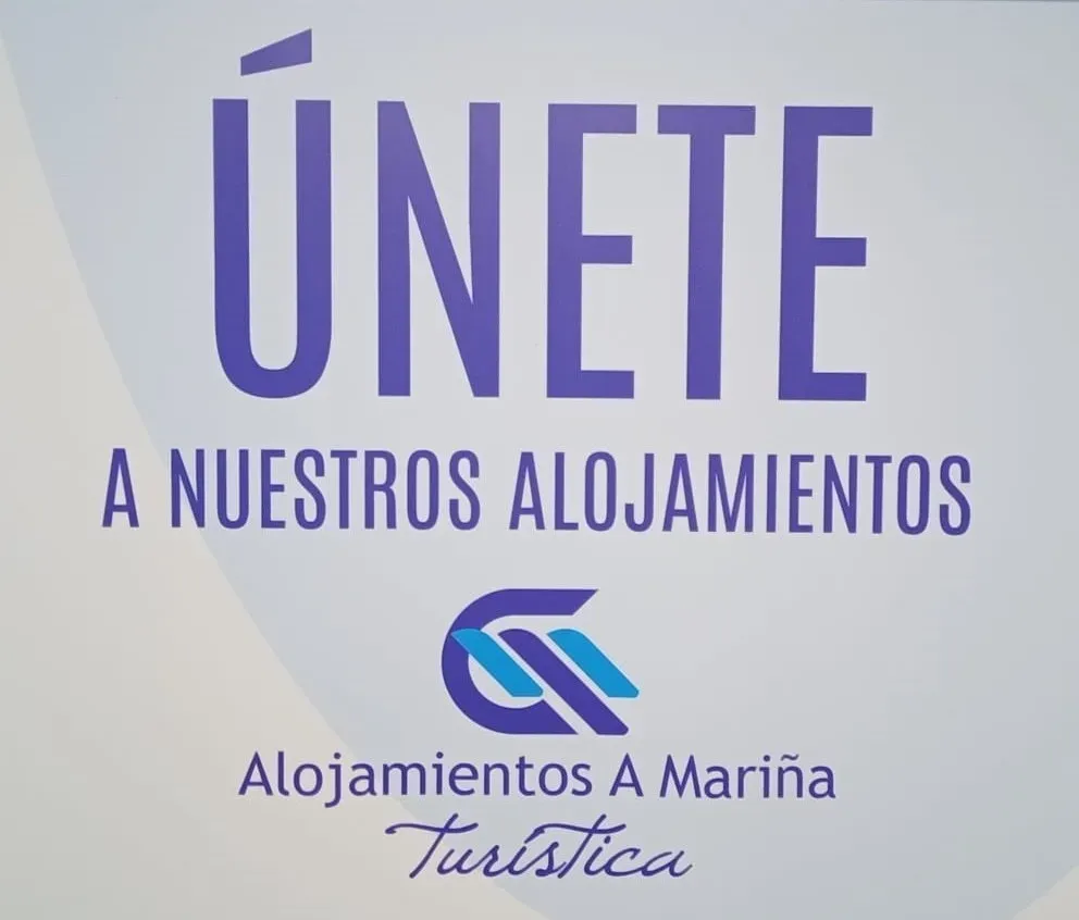 Mujer con blazer rojo sosteniendo un pequeño dispositivo servidor; escritorio con computadora portátil, tableta y taza de café.